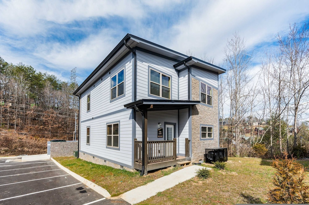 Charming New 5BR 4BA Cabin Near Dollywood