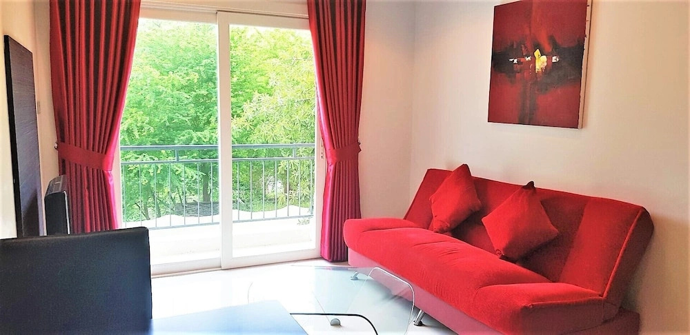 1-bedroom Condo Near Jomtien Beach With Lagoon Pool & Resort Facilities