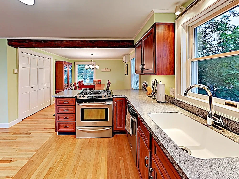 New Listing! Serene East End : Steps To Sand 3 Bedroom Condo