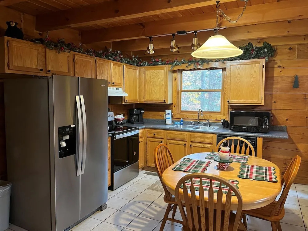 Er27- Bear Naked - Great Location- Close To Town 2 Bedroom Cabin by RedAwning