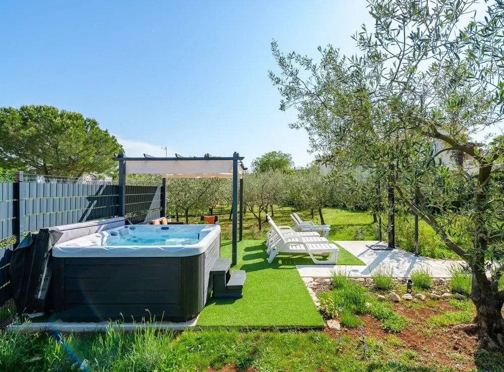 Spacious Apartment With Garden