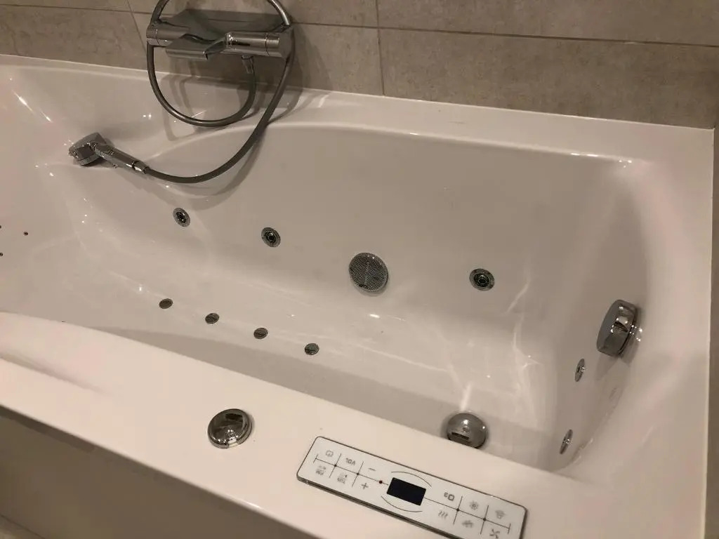La Maison de la Douce Heure, 4 appartements climatisés avec jardin au centre ville proche des Thermes