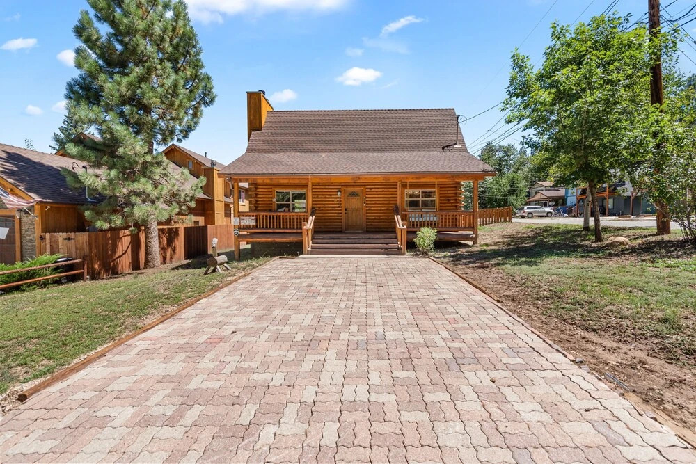 Goldilocks Cabin - Real Log Style Cabin, Premium Location, Close To Bear Mountain With Hot Tub! 2 Bedroom Cabin