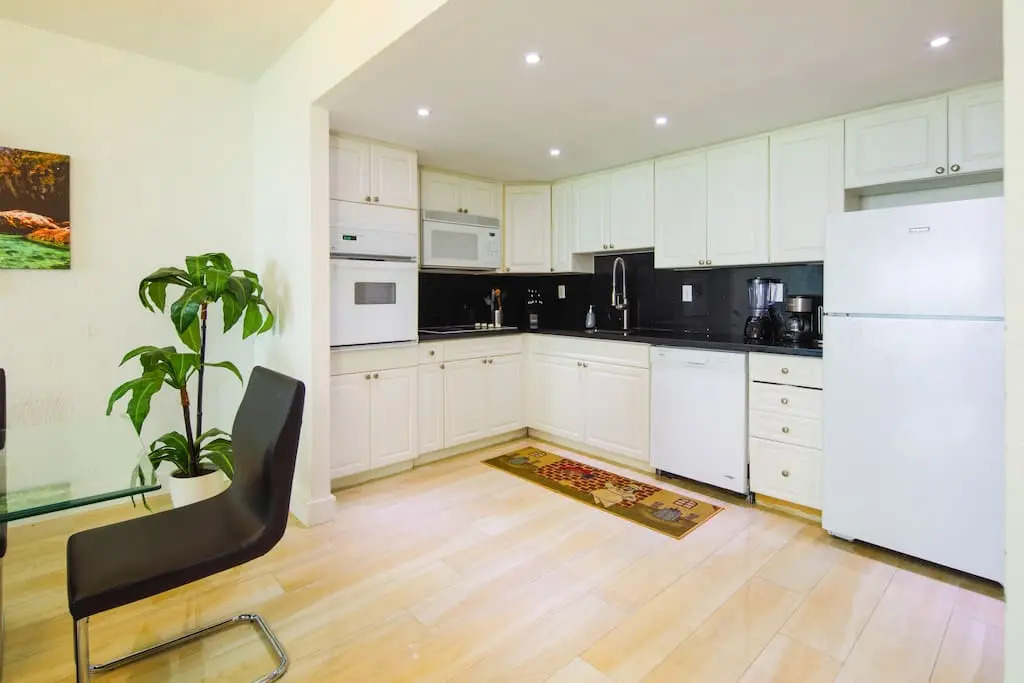 Awesome 2BR 2 BATH 1 Block to beach