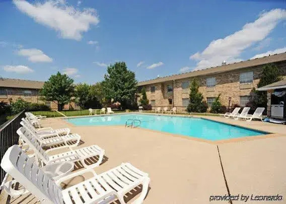 435 Overland Park Place Hotel