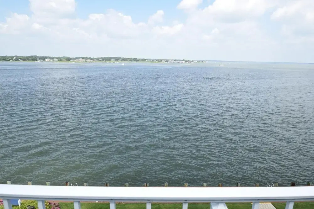 Harbour Island 401m 3 Bedroom Condo by RedAwning