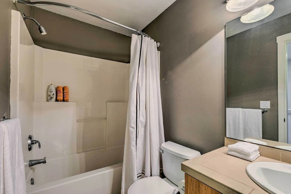 Walk to Local Shops & Eats! Quaint Issaquah Home