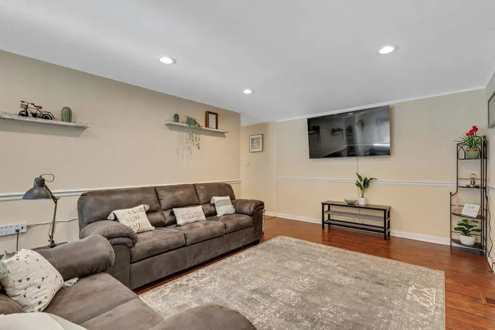 Beautiful Home With Private Hot Tub Close To Everything 4 Bedroom Residence by Redawning