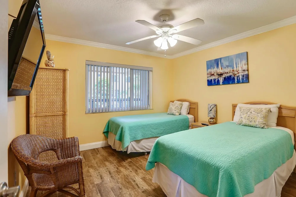 Land's End 303 Building 6 Updated / Beachfront Condo!