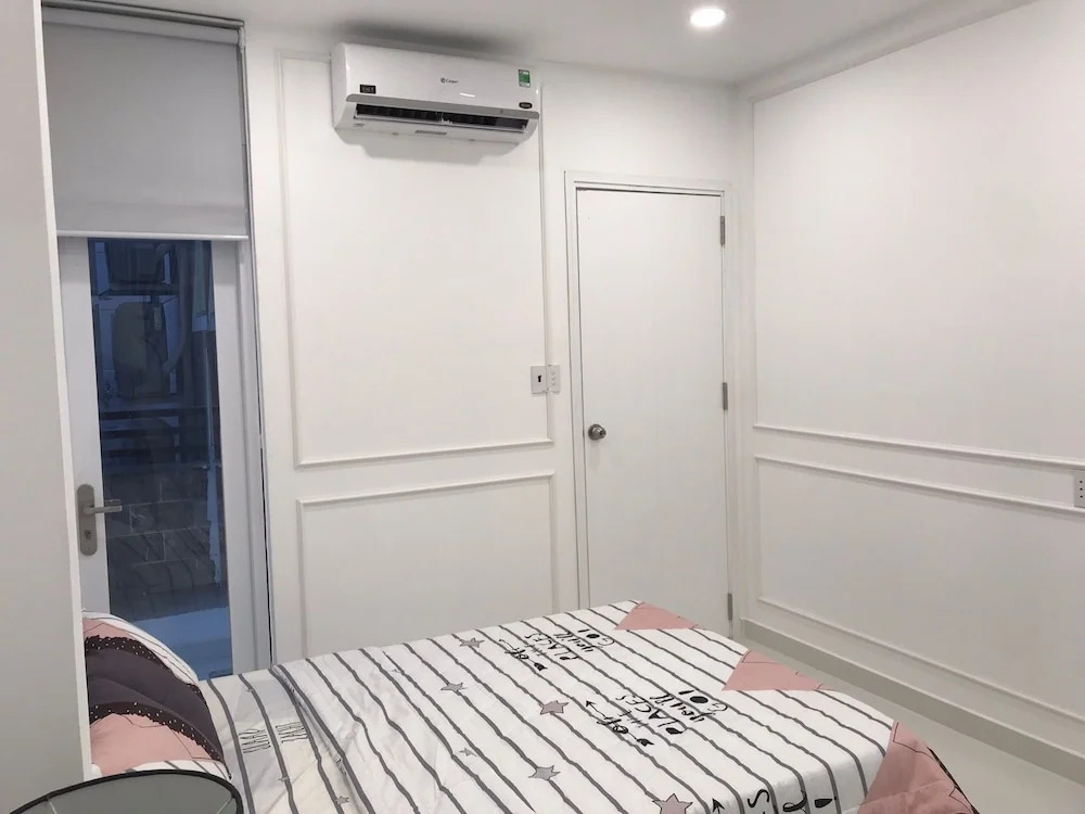 Smiley Apartment 8