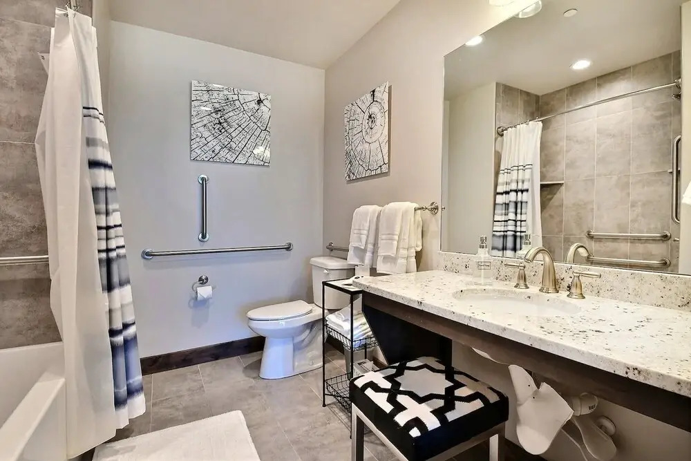 Blackstone Beauty 2 Bedroom Condo by RedAwning