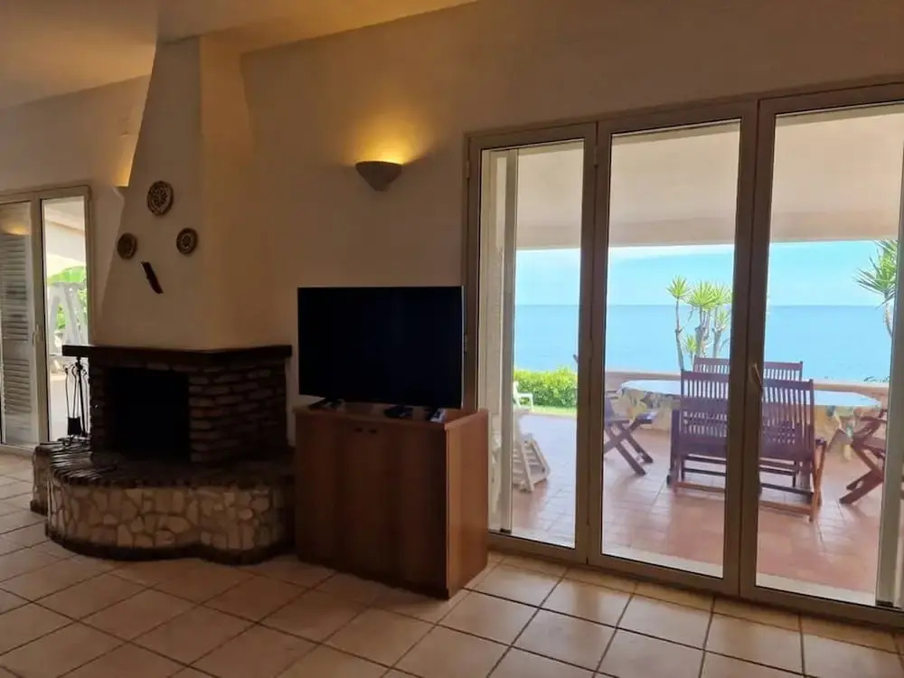 Villa Daniela con Piscina Privata e Discesa a Mare tra Catania e Siracusa