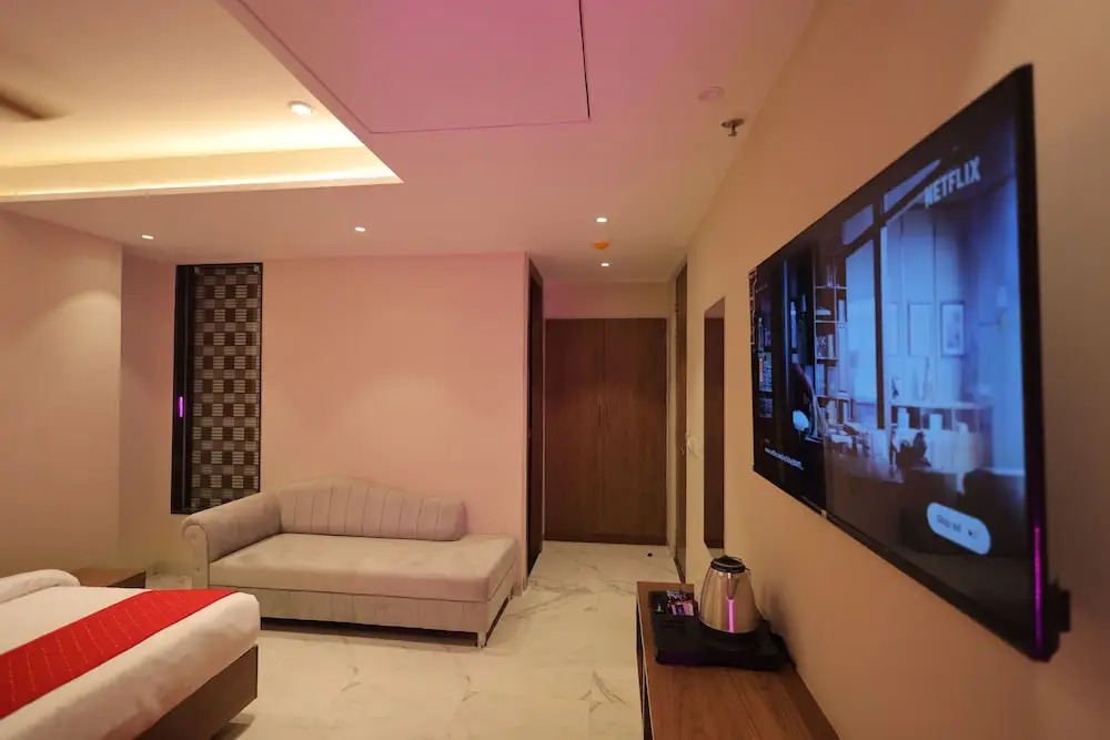 Hotel Taj Crown plaza