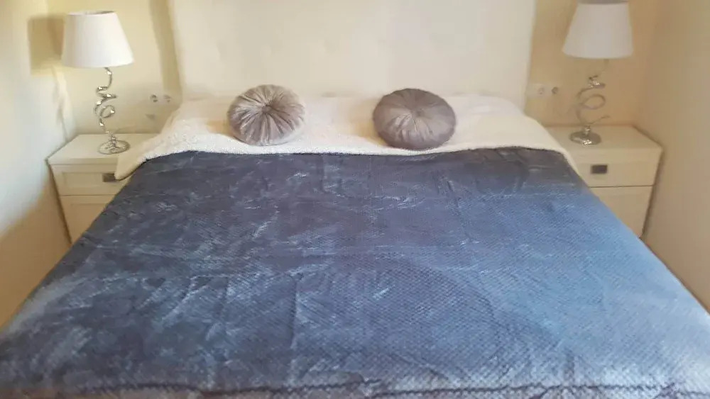 Apartmentsleeps4-pool-bbq-garden-ac