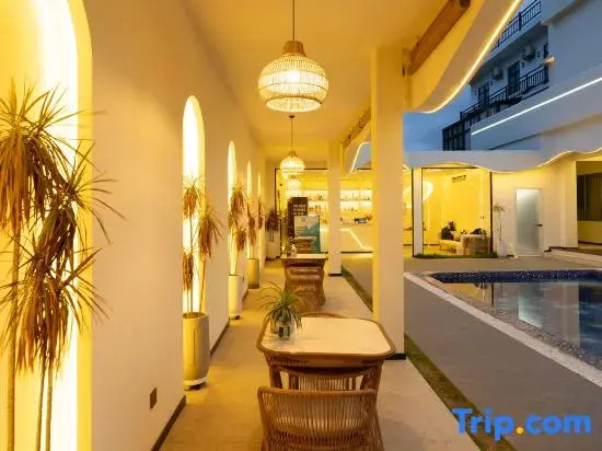 Qianxun Homestay (Riyue Bay)
