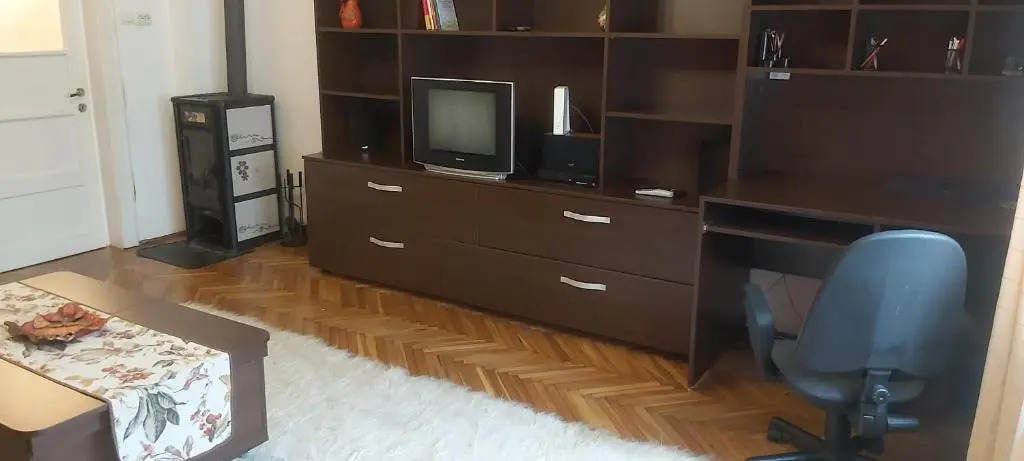 Family 4 rooms apartment in house with garden