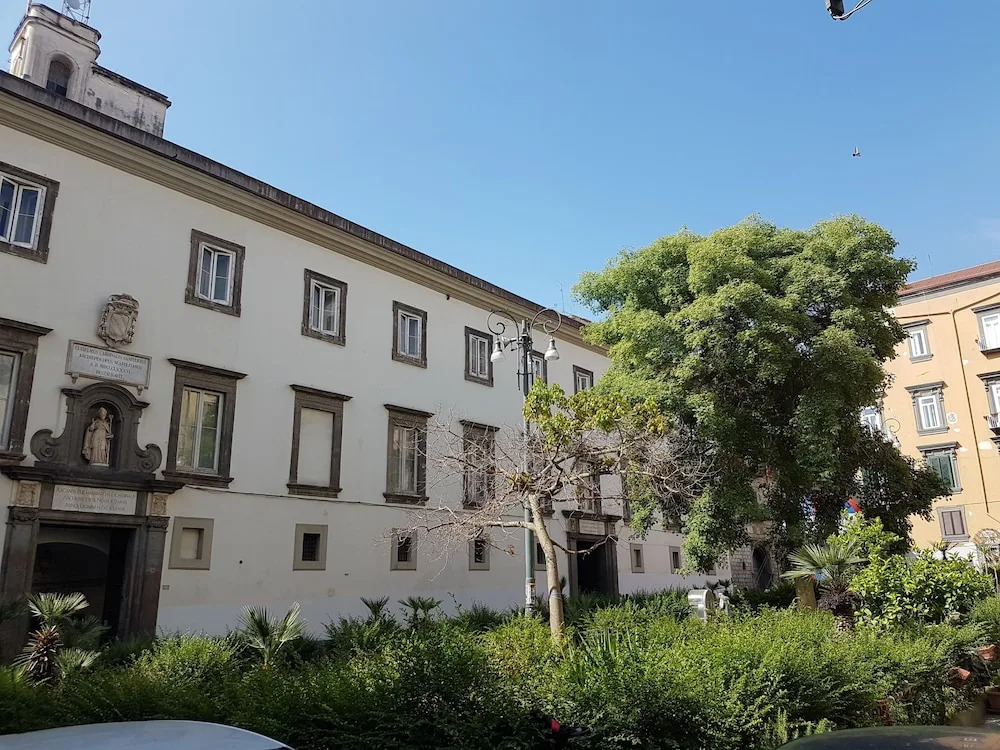 Sulle spalle della Regina
