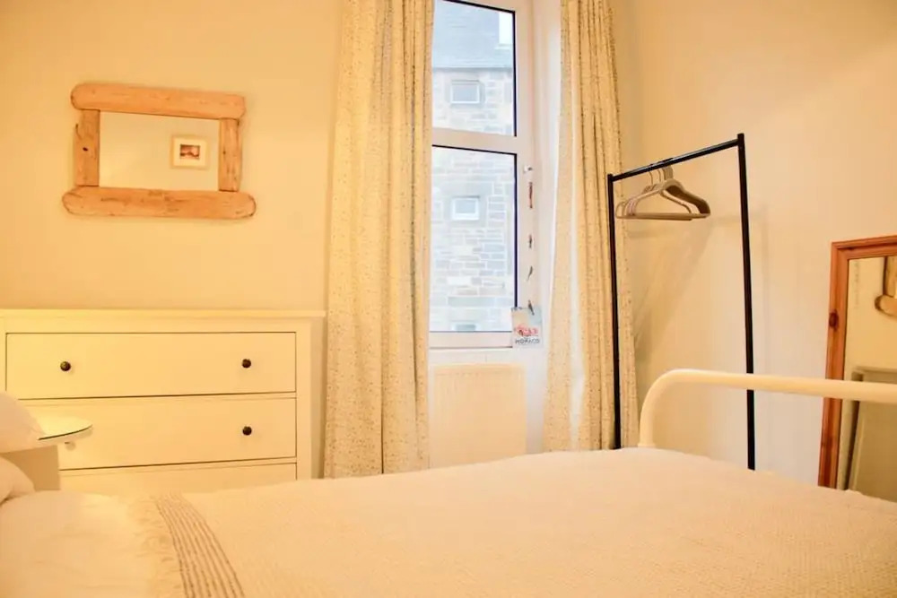 1 Bedroom Flat Overlooking Water of Leith Sleeps 2