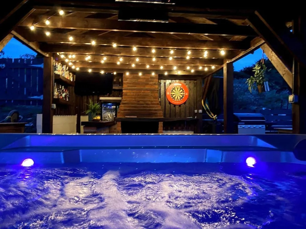 Cottage With Stunning Views and hot tub