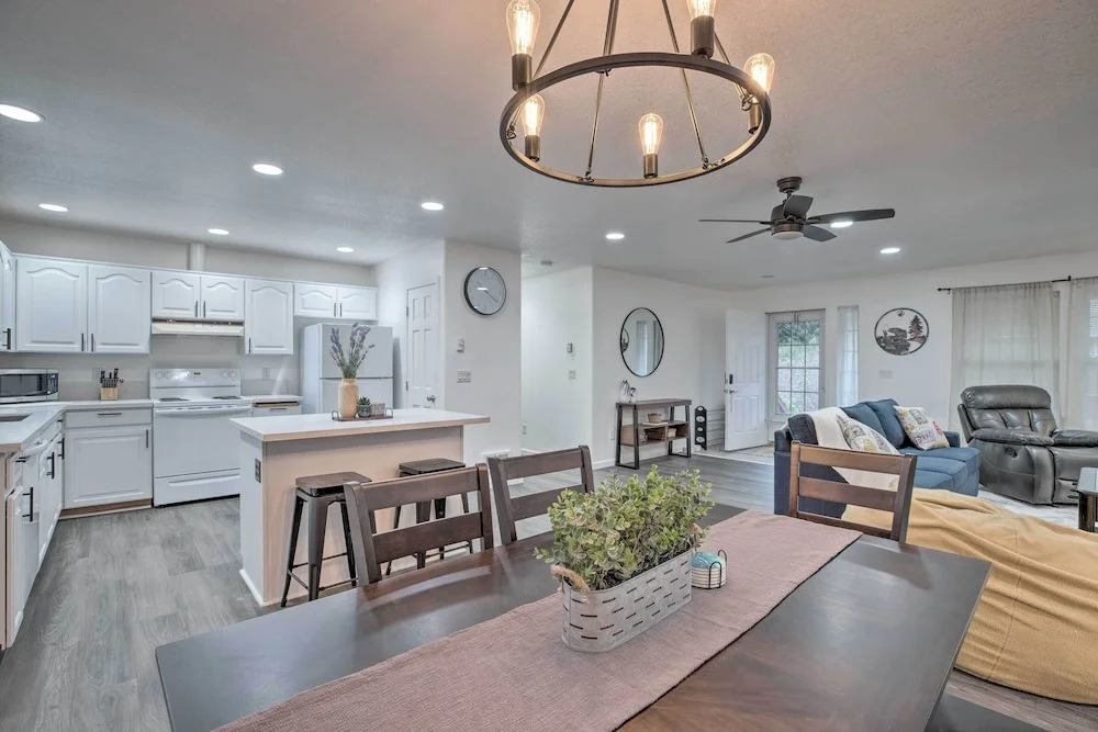Pet-friendly PNW Home, 1 Mi to Rockaway Beach