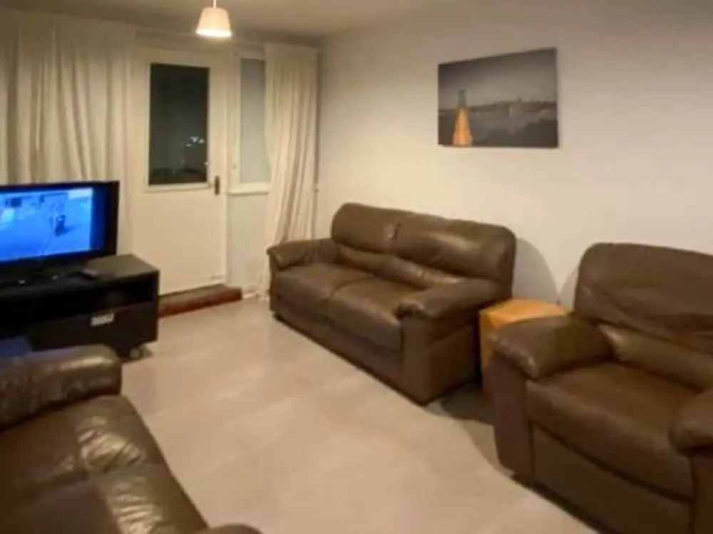 Room in Apartment - Normanton - Family Room With Balcony