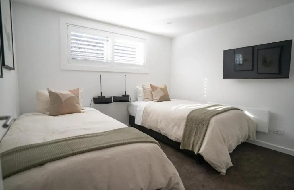 Genoa - Sleeps 6 - Lakefront Apartment
