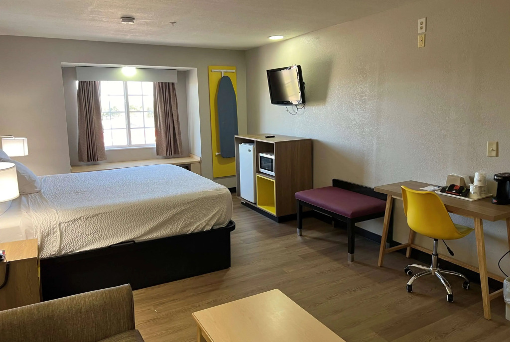 Days Inn & Suites by Wyndham Hutchinson