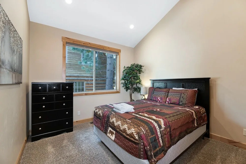 Big Bear Lodge W/ Sauna, Hot Tub, Decks & 4 Fireplaces 6 Bedroom Home