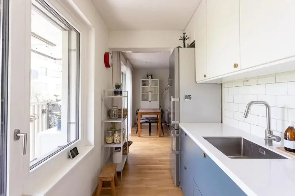 Dream Apartment - central and quiet with AC and free parking garage
