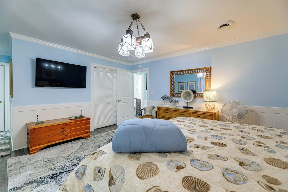 Emerald Isle Beach House: Walk to the Sand!