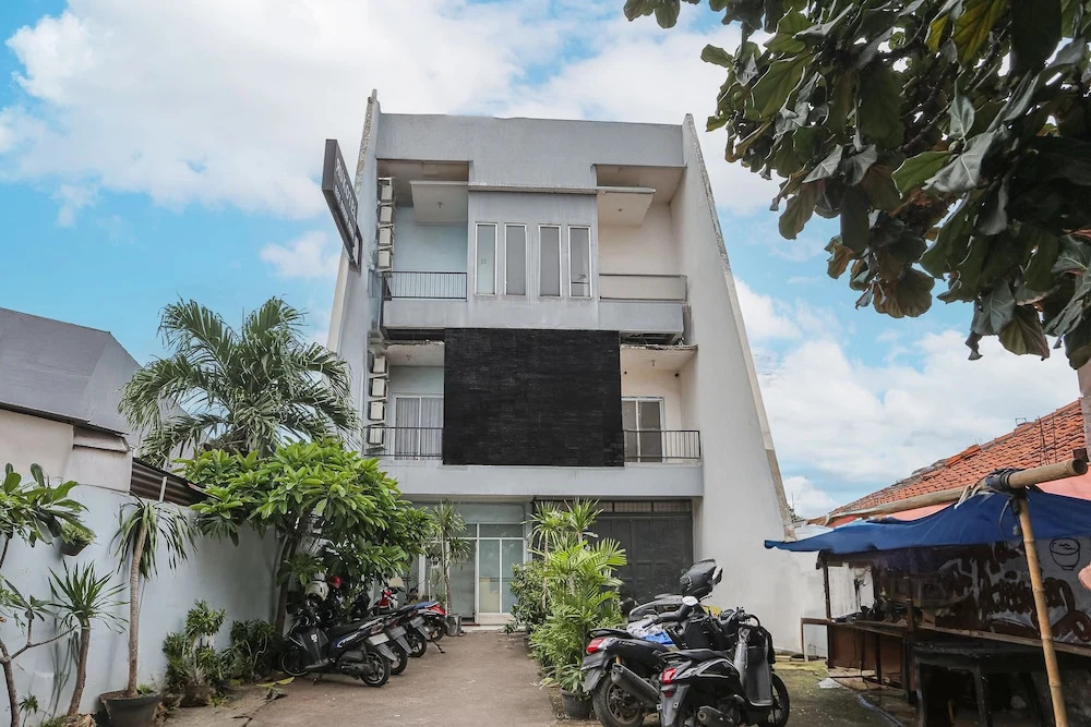 OYO 93584 RukotelNearICE BSD