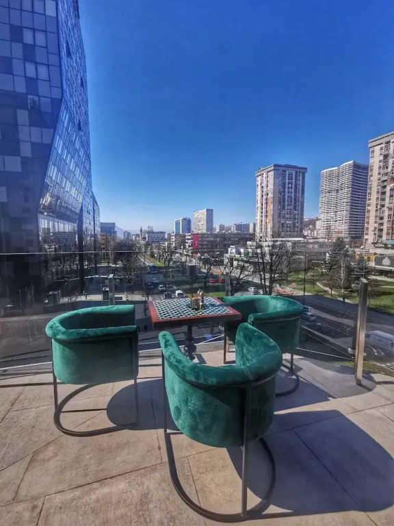 Bright Serviced Apartment With Breakfast bar