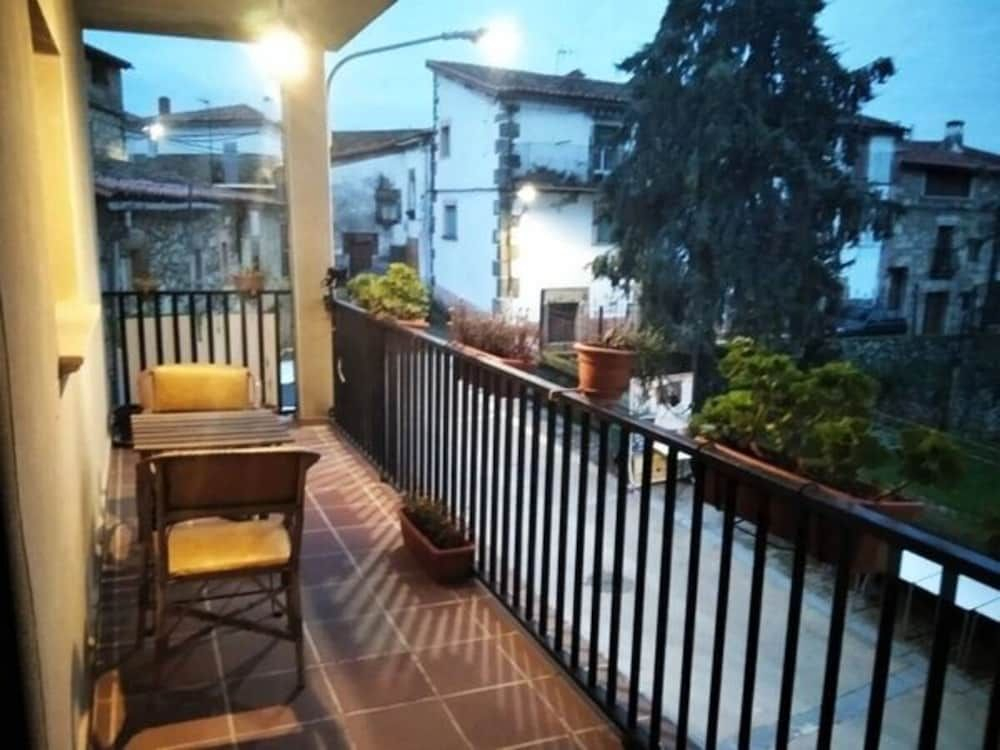 Apartamentos & Casa Rural Boada con Jardin Interior y Barbacoa