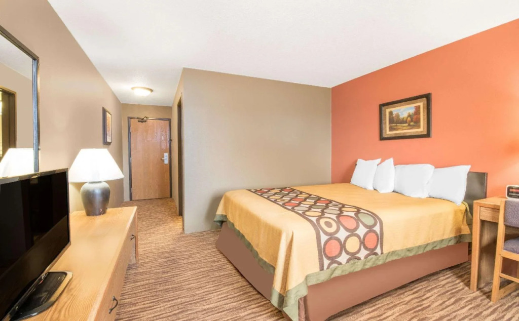 Super 8 by Wyndham Warroad