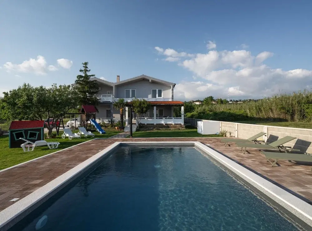 House Rose with Garden and Pool