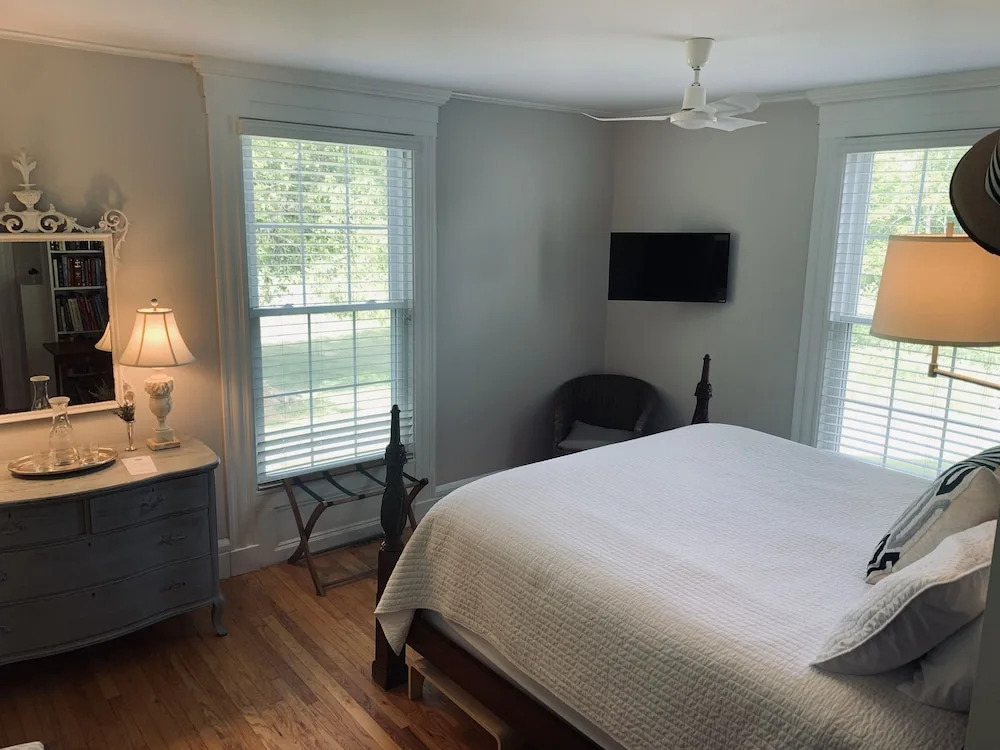 The Orchard House: Inn & Cafe