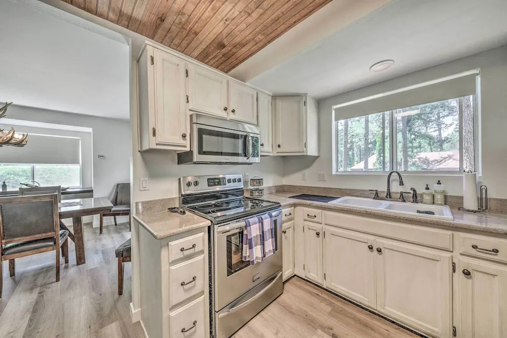 Central Ruidoso Retreat w/ Deck & Game Room!