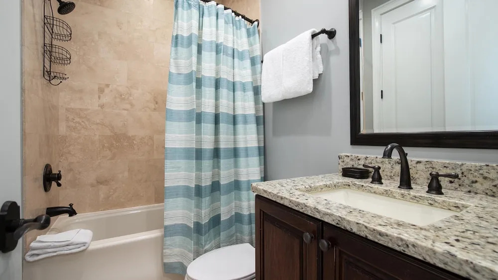 Villa Lago 1973* (S)(2G)- 4BR 4BA + Den- (12)