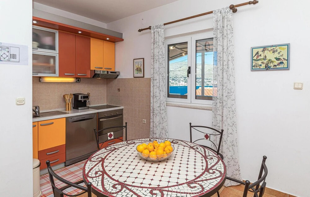 2 Bedroom Cozy Home In Okrug Donji