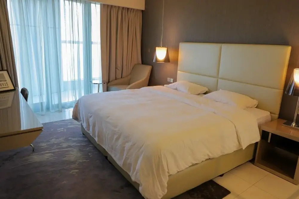 Fully Furnished 3 Bedroom in Paramount Prime Location Spacious Layout