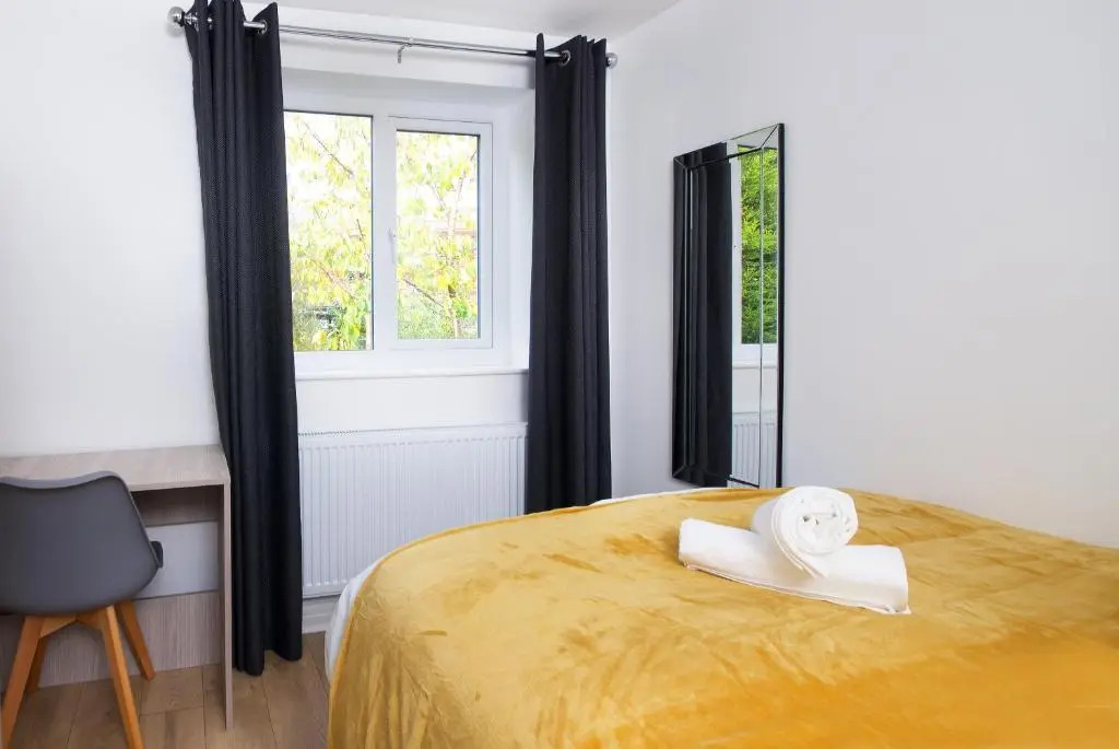 Air Host and Stay - Thomson House - Sleeps 4 2 mins walk from Stockport train station and town centre