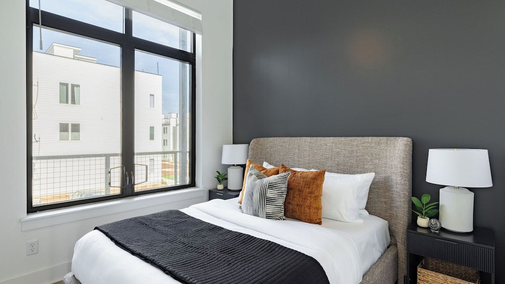 New Build Sleeps 12, 2 Condos, Modern Design Near Downtown Nashville