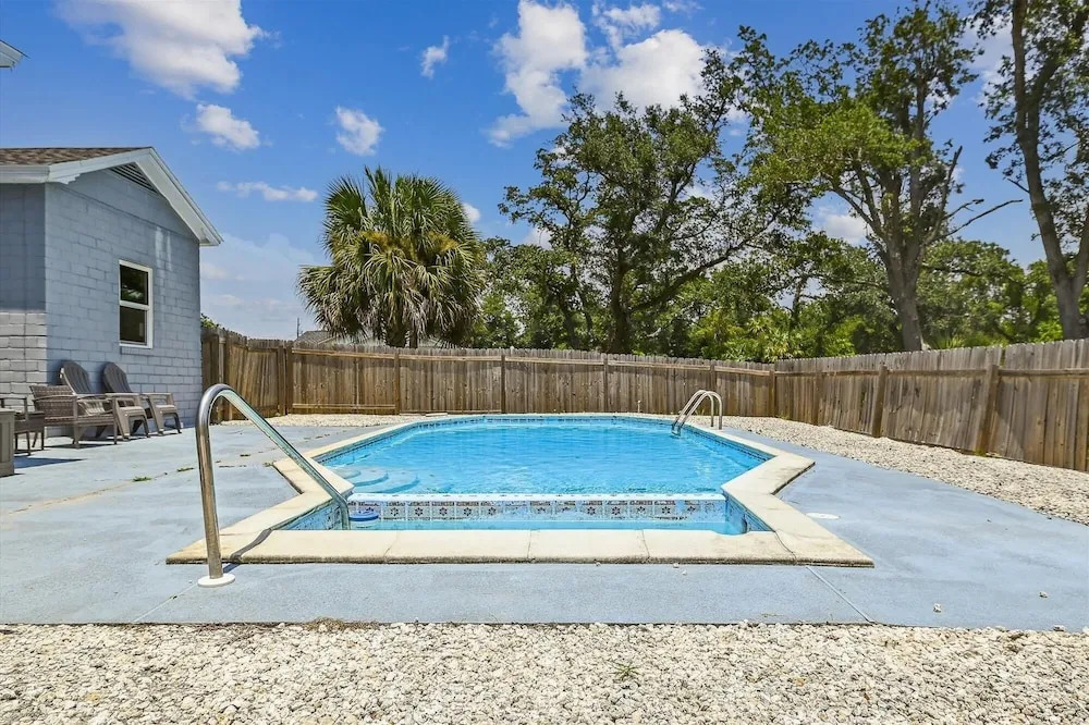 Cove Cottage - 3 Bedroom w/Private Pool. Sleeps 6. Quiet Community, Close to Fishing Marinas. 3 Home by RedAwning