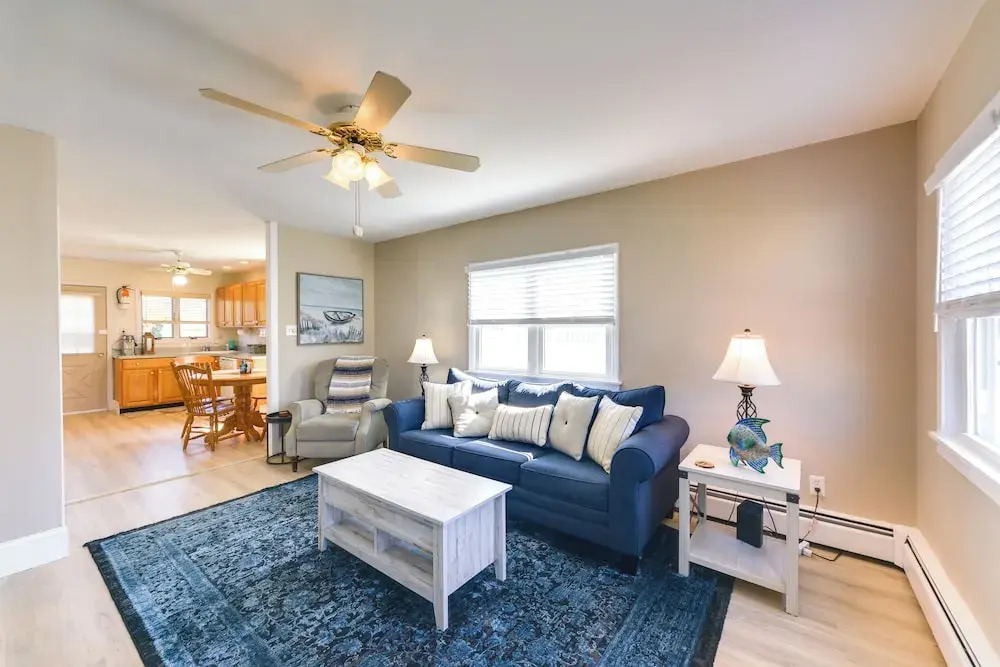 Cozy Villas Cottage w/ Deck, 1/2 Block to Beach