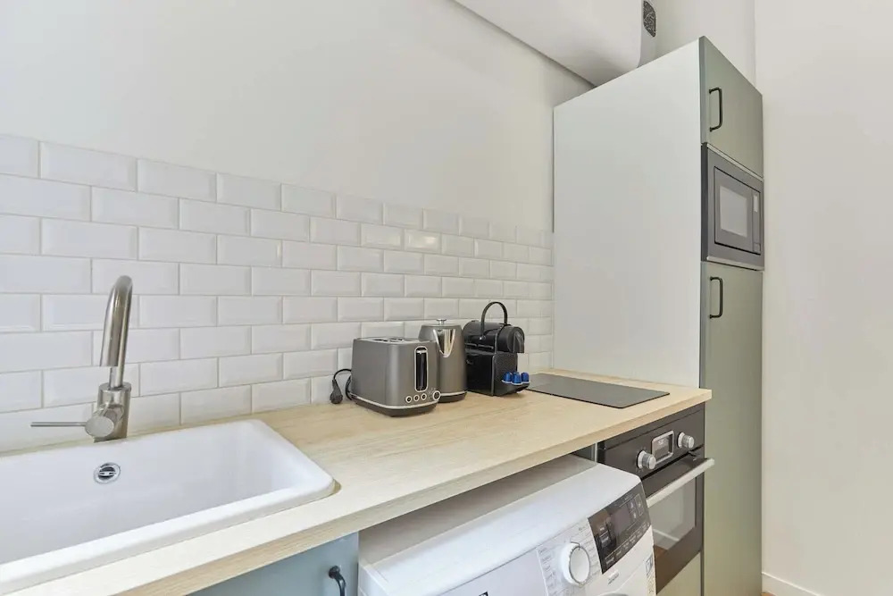 Bright Modern Studio Near the Seine Paris 16