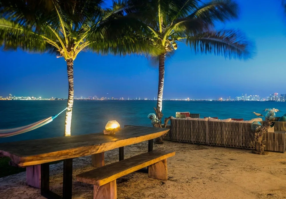 Villa Hashmi Luxury 5BD & 5BA Retreat on North Bay Island
