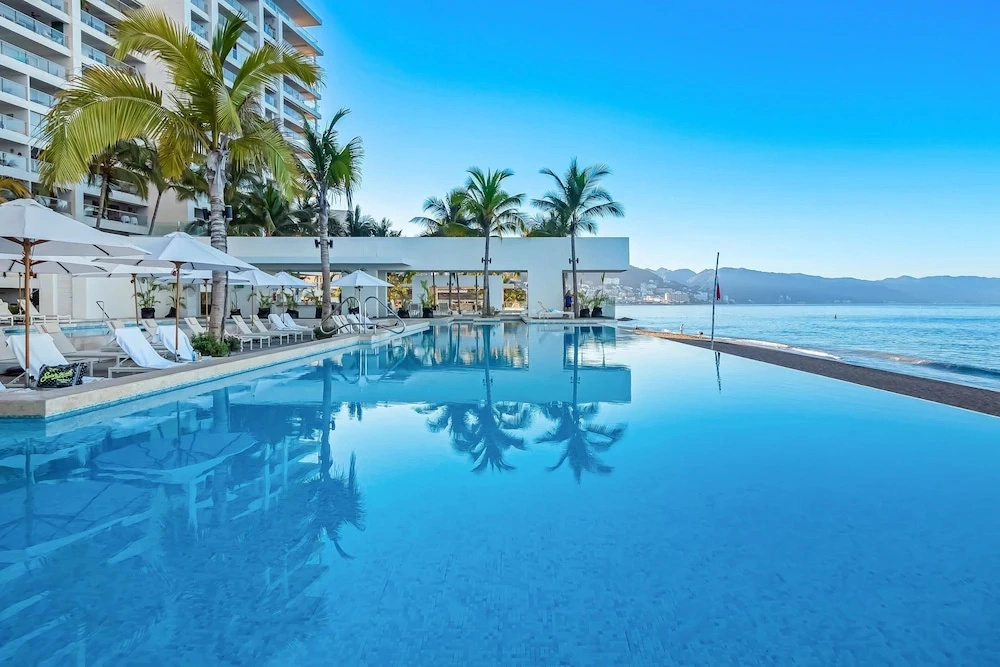 Luxury Oceanfront Apartment With Private Balcony, Rooftop Pool & gym Access
