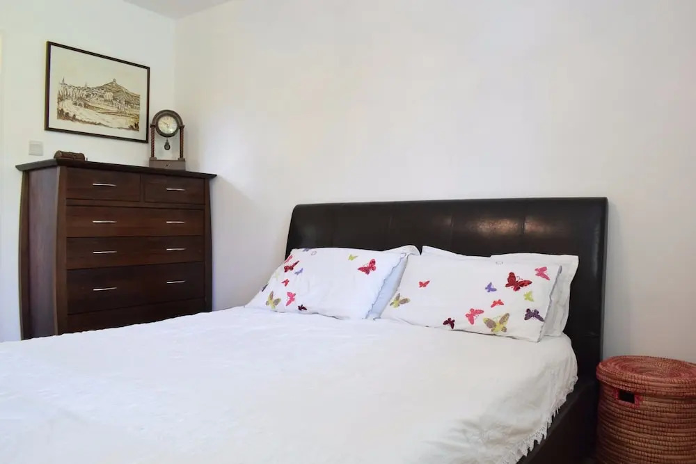1 Bedroom Apartment With Balcony in Putney