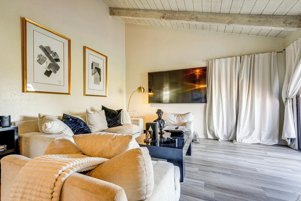 Steps to Golf & Greenbelt! Elegant Scottsdale Unit