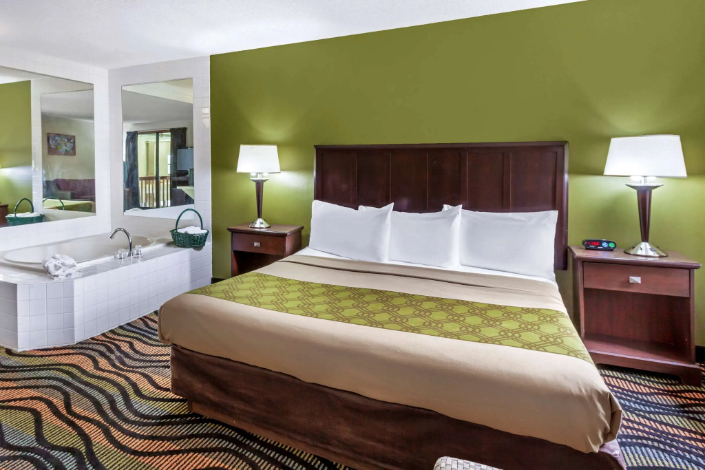 Econo Lodge Inn & Suites Oconto